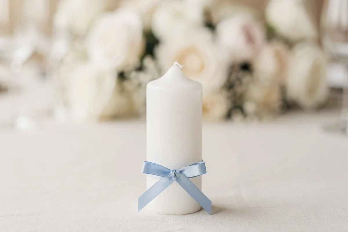 Helle, feierliche Pastelltöne mit dezenten Kerzen- und Blumen-Assoziationen, ohne erkennbare Personen – symbolisch für ein Kommunionfest.